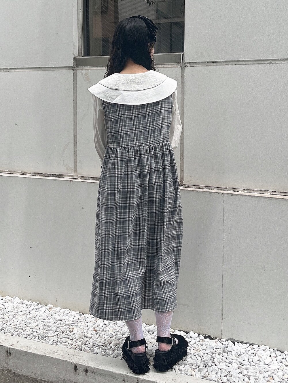 ブラック系のサンダル、ホワイト系のシャツ/ブラウス、ブラック系のワンピースを着用したレディースの夏コーディネートの3枚目の写真