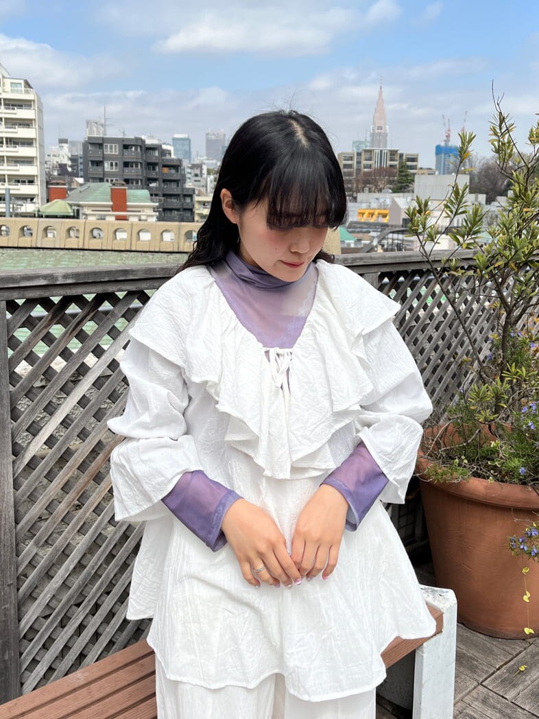 パープル系のTシャツ/カットソー、ホワイト系のその他パンツ、ホワイト系のシャツ/ブラウスを着用したレディースの春コーディネートの3枚目の写真