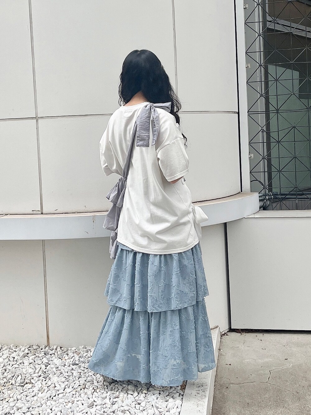 ホワイト系のTシャツ/カットソー、ブルー系のトートバッグ、ブルー系のスカートを着用したレディースの春コーディネートの3枚目の写真