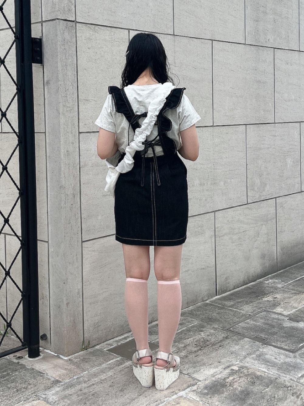 ブラック系のワンピース、グレー系のTシャツ/カットソー、ホワイト系のショルダーバッグを着用したレディースの夏コーディネートの3枚目の写真