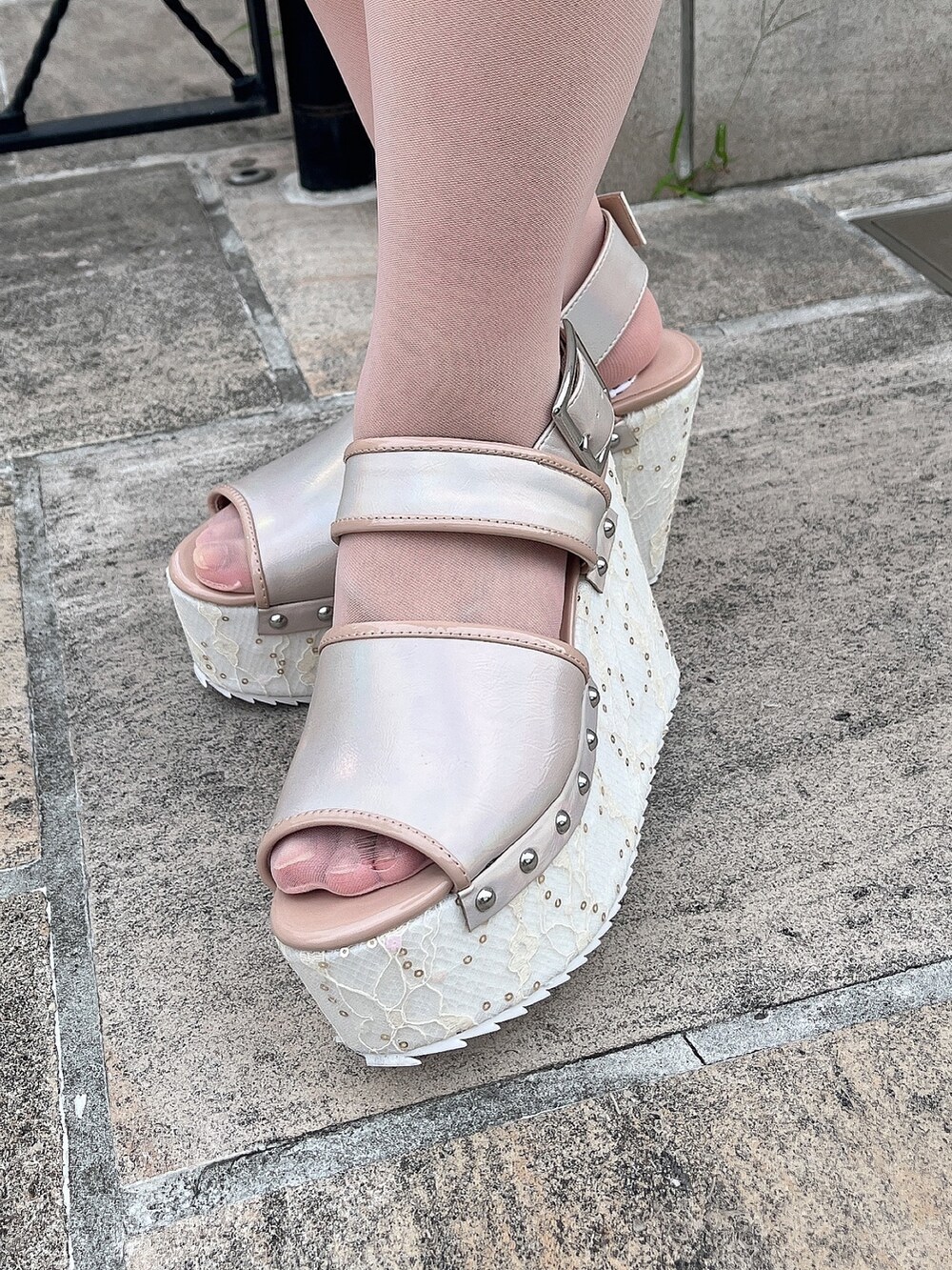 ブラック系のワンピース、グレー系のTシャツ/カットソー、ホワイト系のショルダーバッグを着用したレディースの夏コーディネートの7枚目の写真