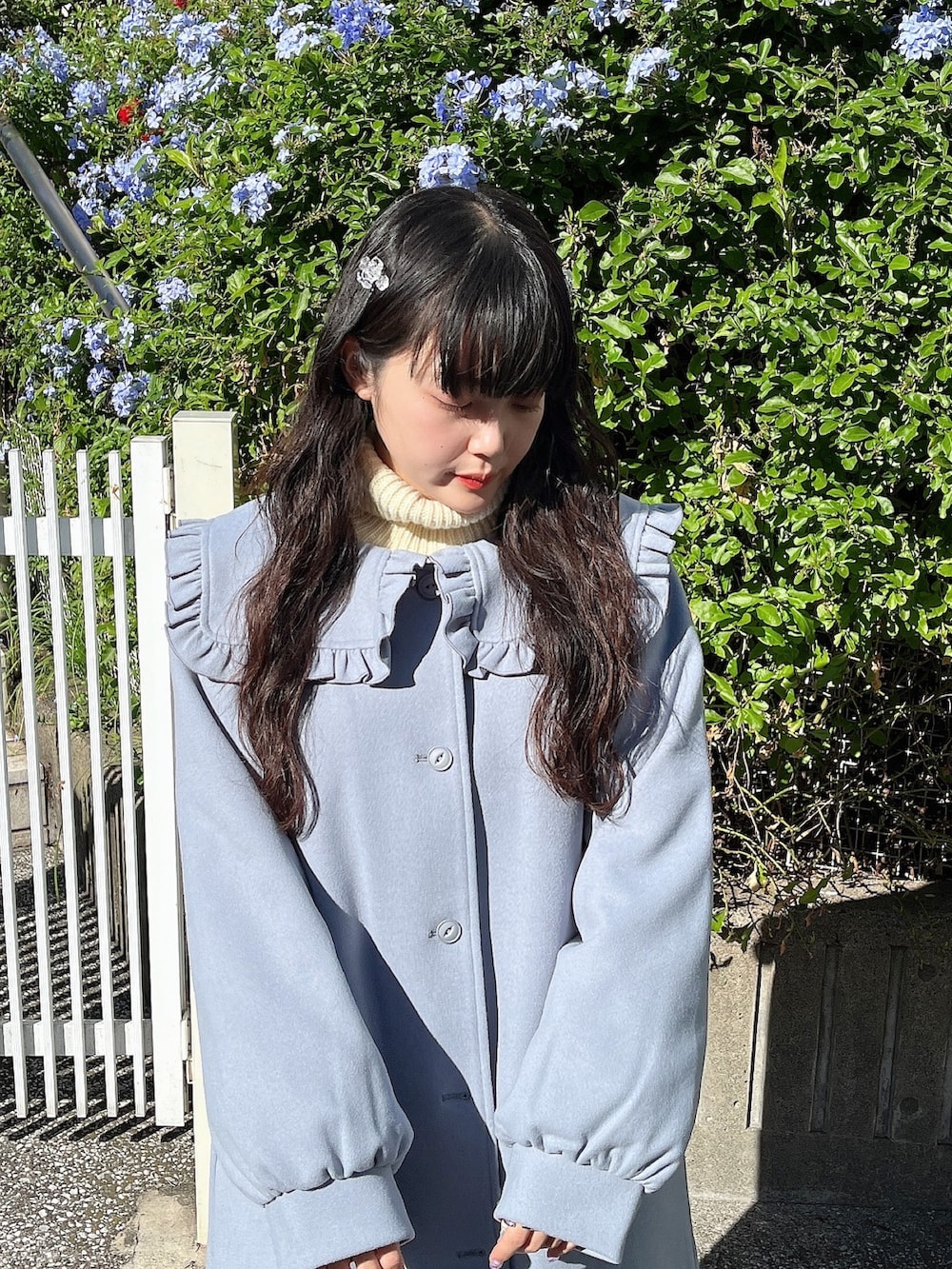 ブルー系のその他アウター、ホワイト系のワンピース、ホワイト系のスニーカーを着用したレディースの冬コーディネートの3枚目の写真