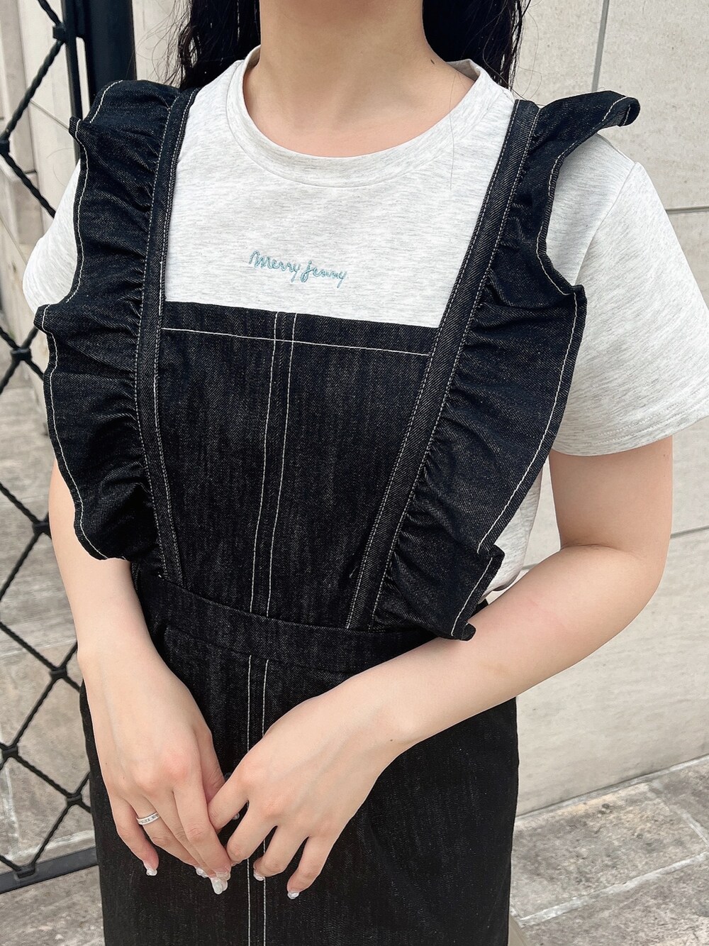 ブラック系のワンピース、グレー系のTシャツ/カットソー、ホワイト系のショルダーバッグを着用したレディースの夏コーディネートの5枚目の写真