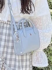 ホワイト系のサンダル、ブルー系のショルダーバッグ、ホワイト系のTシャツ/カットソーを着用したレディースの夏コーディネートの6枚目の写真