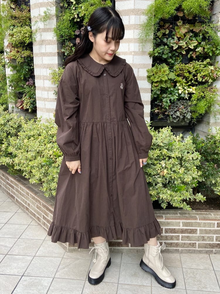 ブラウン系のワンピース、ホワイト系のブーツ、ベージュ系のカーディガン/ボレロを着用したレディースの秋コーディネートの3枚目の写真