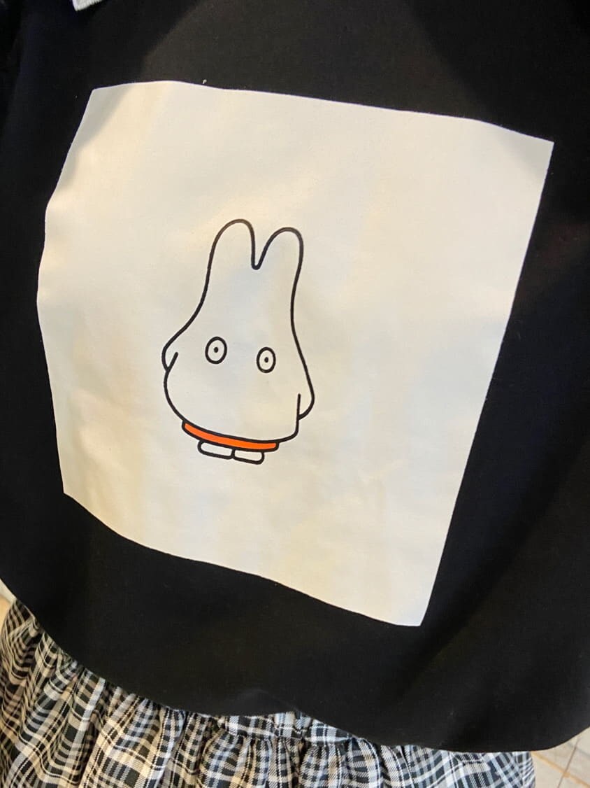 ブラック系のスカート、ブラック系のトートバッグ、ホワイト系のシャツ/ブラウスを着用したレディースの秋コーディネートの6枚目の写真