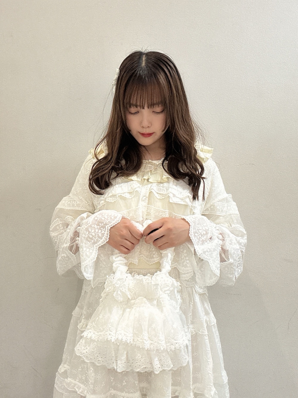 ホワイト系のTシャツ/カットソー、ホワイト系のシャツ/ブラウス、ホワイト系のスカートを着用したレディースの夏コーディネートの5枚目の写真
