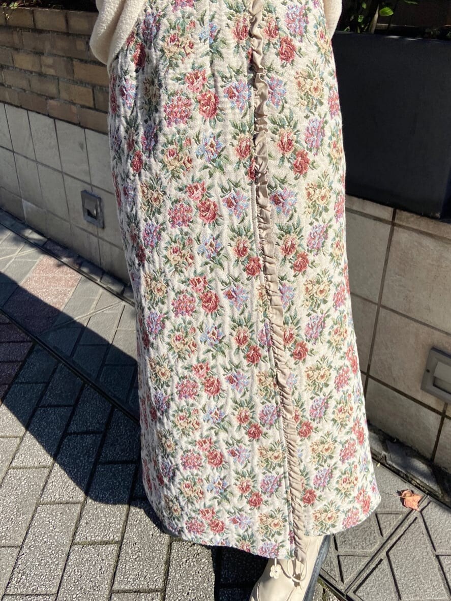 ホワイト系のブーツ、ホワイト系のカーディガン/ボレロ、ホワイト系のシャツ/ブラウスを着用したレディースの冬コーディネートの7枚目の写真