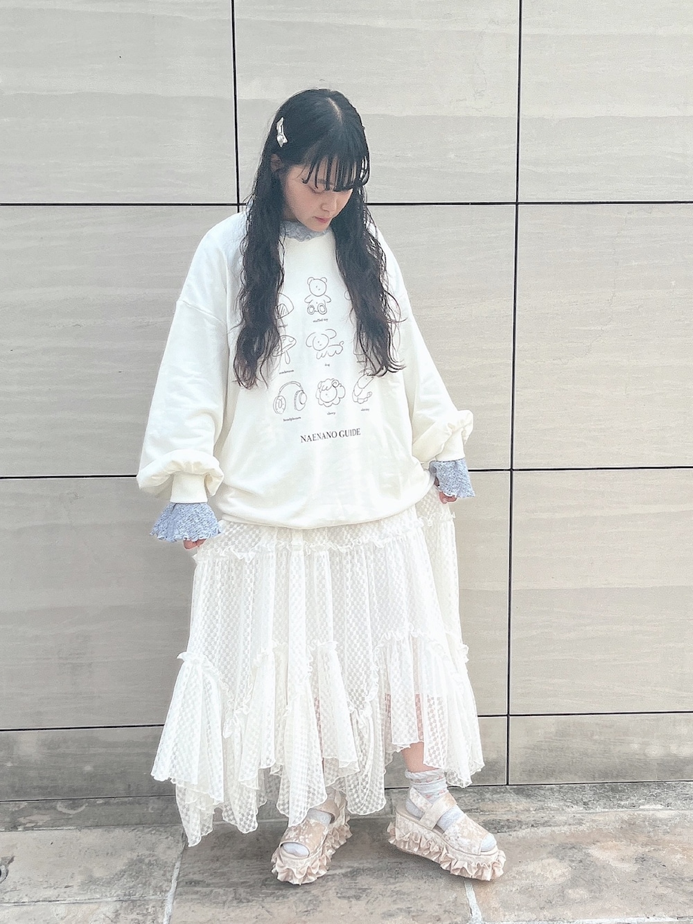 ホワイト系のスウェット、ブルー系のTシャツ/カットソー、ホワイト系のワンピースを着用したレディースの秋コーディネートの2枚目の写真