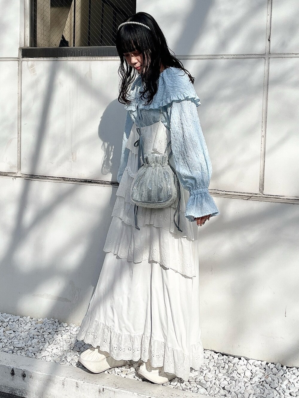 ブルー系のシャツ/ブラウス、ブルー系のショルダーバッグ、ホワイト系のワンピースを着用したレディースの冬コーディネートの3枚目の写真