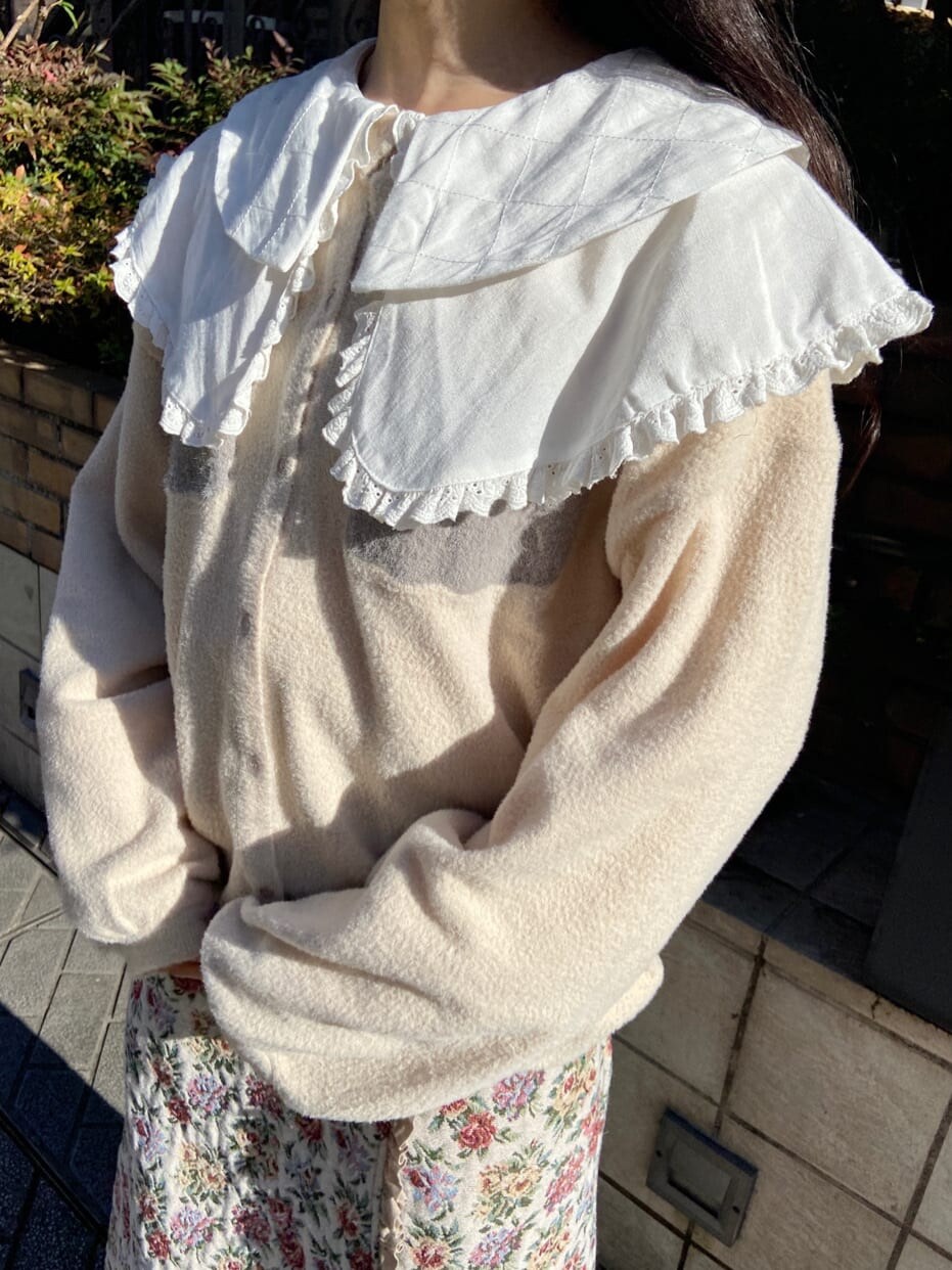 ホワイト系のブーツ、ホワイト系のカーディガン/ボレロ、ホワイト系のシャツ/ブラウスを着用したレディースの冬コーディネートの5枚目の写真