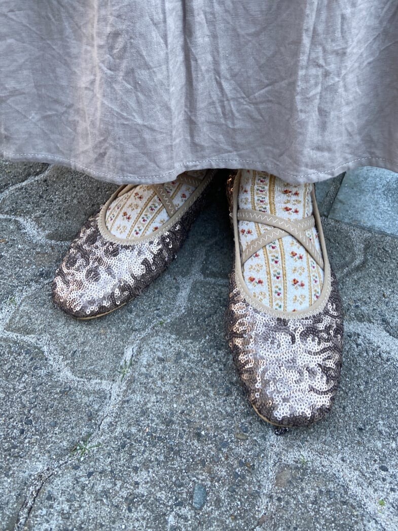 ブラウン系のスカート、ゴールド系のその他シューズ、ホワイト系のニット/セーターを着用したレディースの秋コーディネートの7枚目の写真