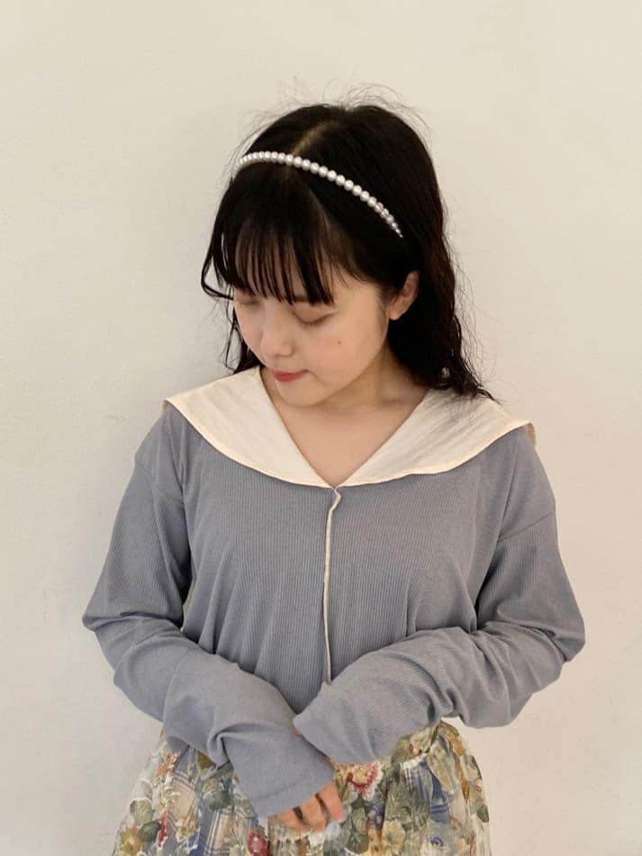 イエロー系のスカート、ベージュ系のパンプス、ブルー系のTシャツ/カットソーを着用したレディースの夏コーディネートの4枚目の写真