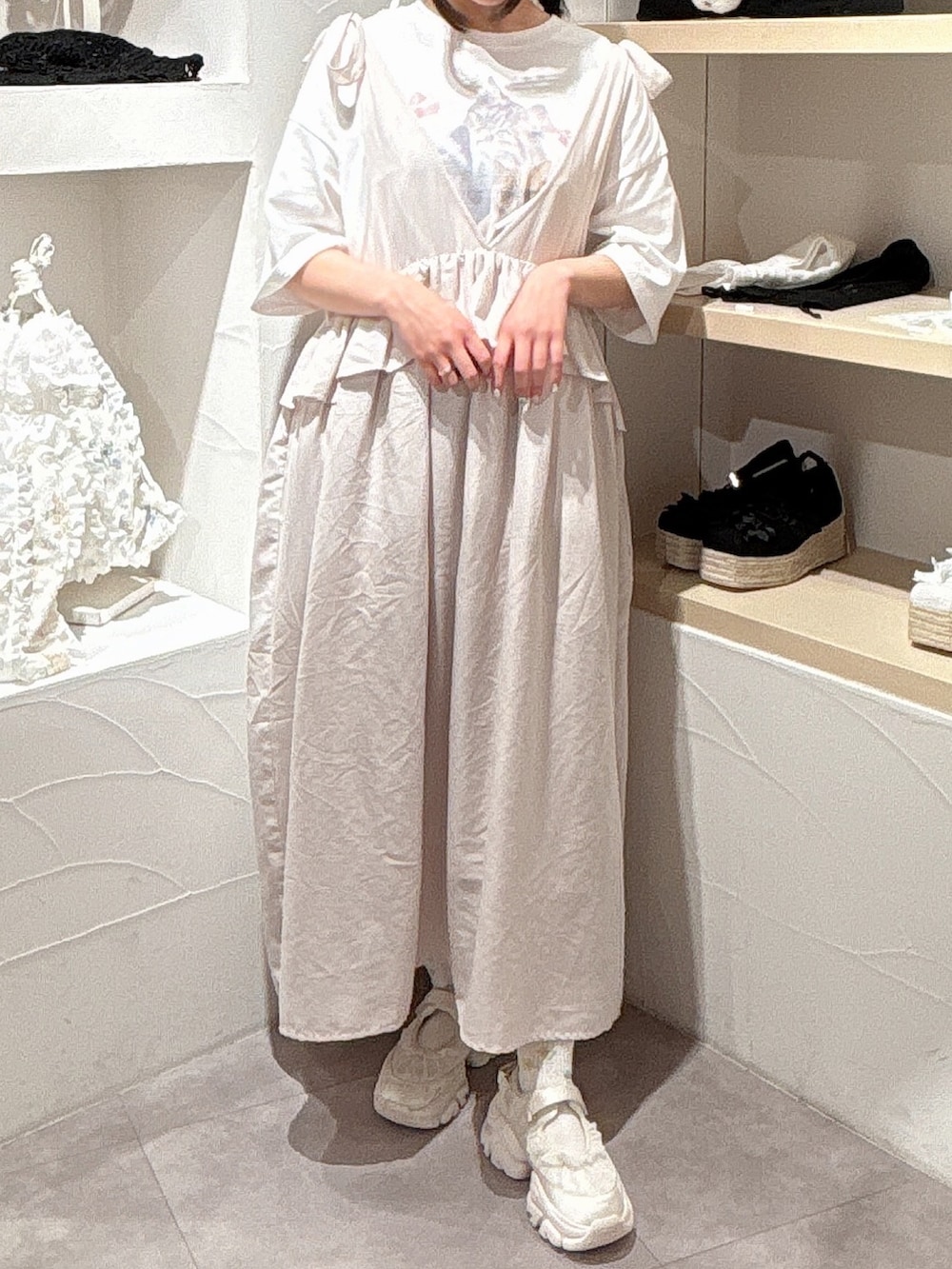 ホワイト系のTシャツ/カットソー、ホワイト系のワンピース、ホワイト系のスニーカーを着用したレディースの春コーディネートの3枚目の写真