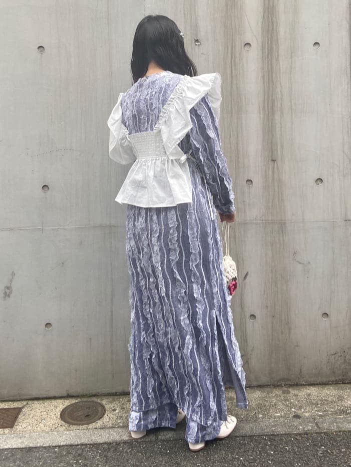 ホワイト系のパンプス、ホワイト系のハンドバッグ、ホワイト系のTシャツ/カットソーを着用したレディースの秋コーディネートの2枚目の写真