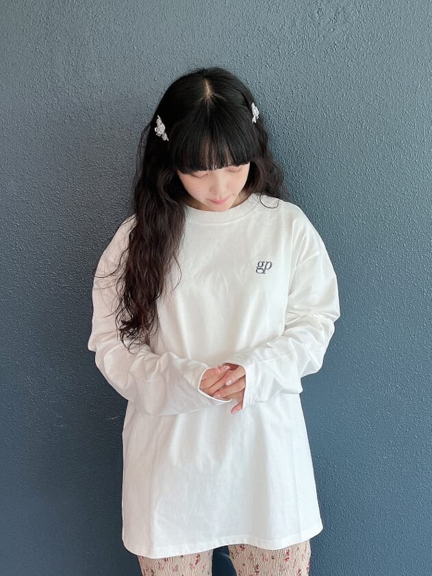 ホワイト系のサンダル、ホワイト系のTシャツ/カットソー、ベージュ系のその他パンツを着用したレディースの秋コーディネートの4枚目の写真