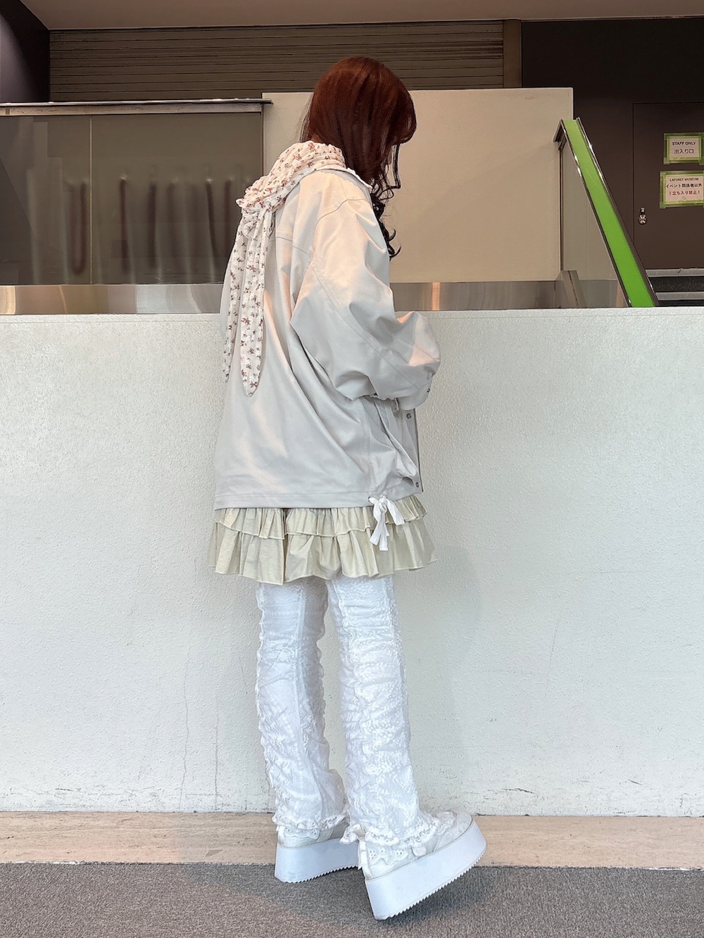 ホワイト系のTシャツ/カットソー、ホワイト系のワンピース、ホワイト系のその他パンツを着用したレディースの冬コーディネートの3枚目の写真