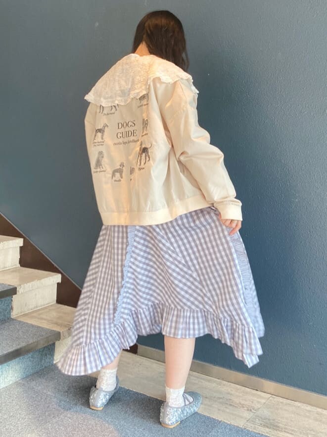 ホワイト系のブルゾン、グレー系のスカート、ホワイト系のシャツ/ブラウスを着用したレディースの秋コーディネートの2枚目の写真