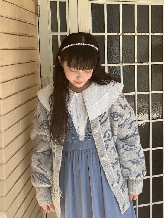 ホワイト系のシャツ/ブラウス、ホワイト系のブーツ、グレー系のカーディガン/ボレロを着用したレディースの秋コーディネートの4枚目の写真