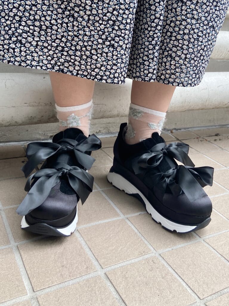 ブラック系のワンピース、ブラック系のスニーカーを着用したレディースの夏コーディネートの6枚目の写真