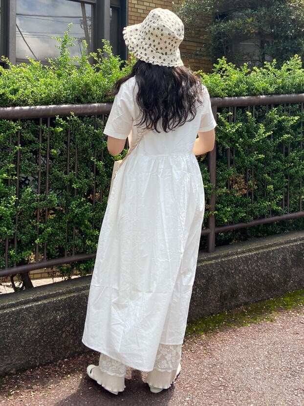 ホワイト系のその他パンツ、ホワイト系のワンピース、ホワイト系のパンプスを着用したレディースの夏コーディネートの2枚目の写真
