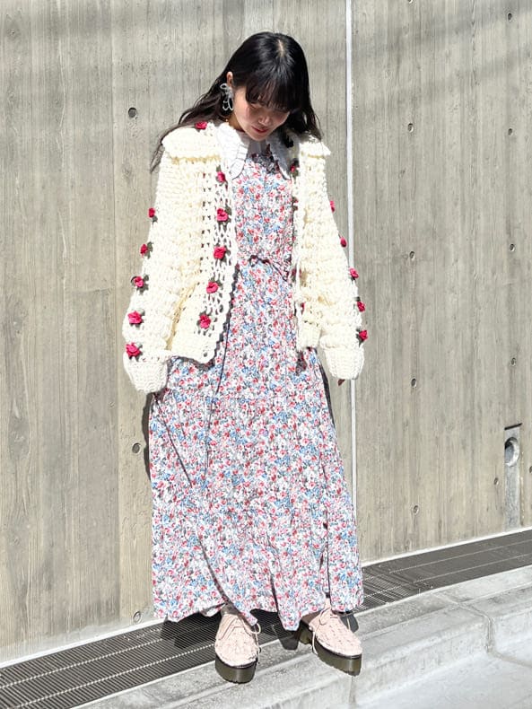 ホワイト系のカーディガン/ボレロ、ホワイト系のシャツ/ブラウス、ピンク系のワンピースを着用したレディースの冬コーディネートの2枚目の写真