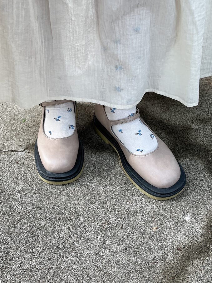 ホワイト系のワンピース、ベージュ系のパンプス、ホワイト系のカーディガン/ボレロを着用したレディースの夏コーディネートの4枚目の写真