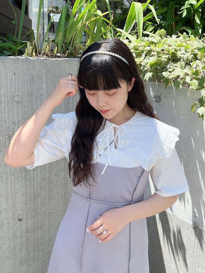 ホワイト系のTシャツ/カットソー、ブルー系のワンピース、パープル系のサンダルを着用したレディースの夏コーディネートの3枚目の写真