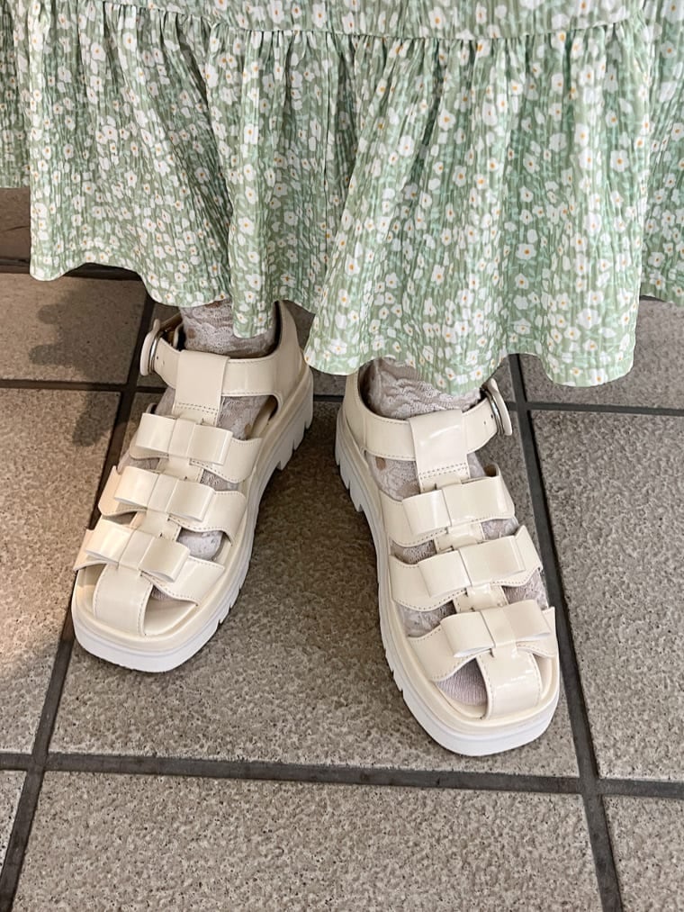 グリーン系のシャツ/ブラウス、ホワイト系のシャツ/ブラウス、グリーン系のスカートを着用したレディースの夏コーディネートの5枚目の写真