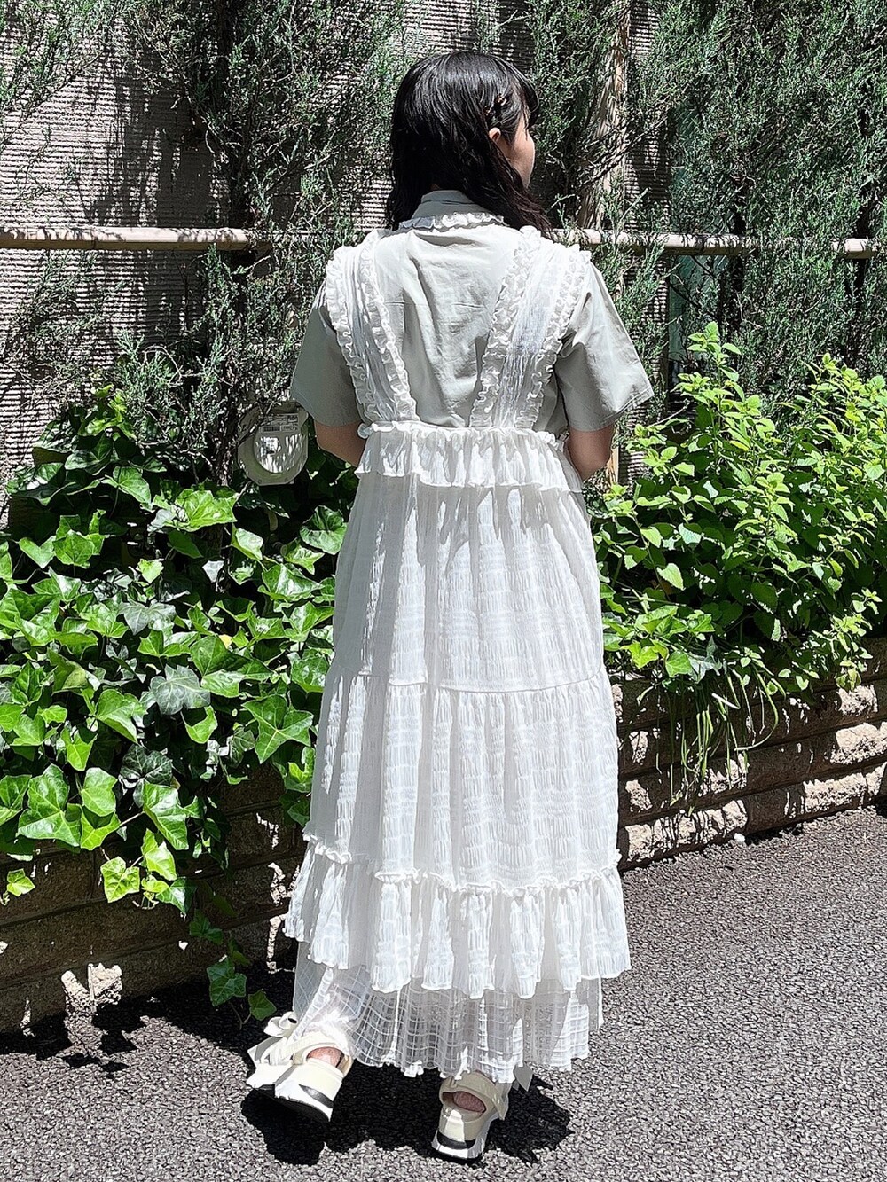 グリーン系のシャツ/ブラウス、ホワイト系のワンピース、ホワイト系のスカートを着用したレディースの夏コーディネートの3枚目の写真