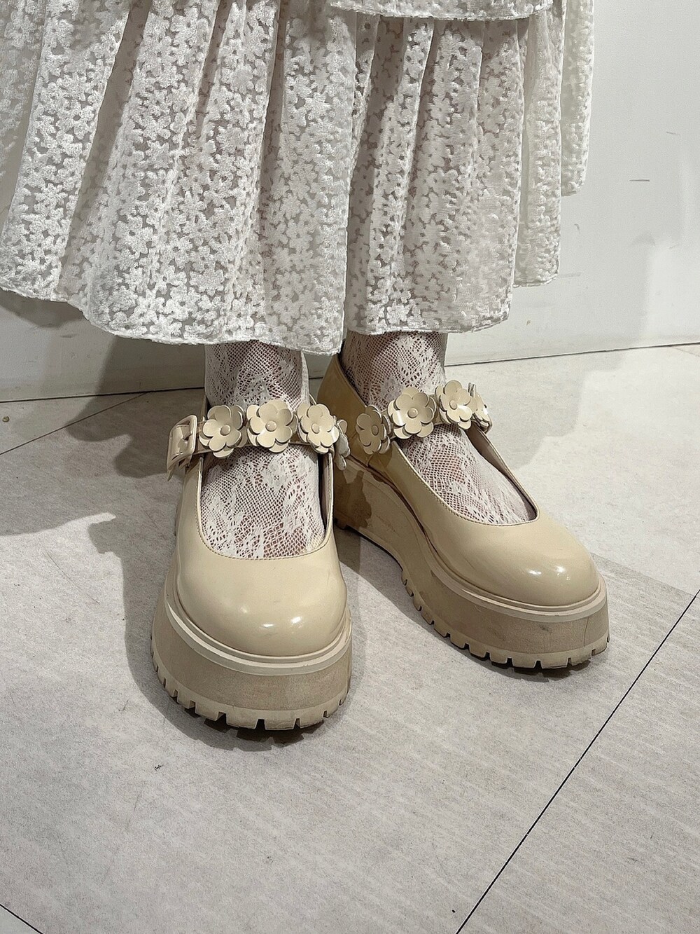 ホワイト系のシャツ/ブラウス、ホワイト系のスウェット、パープル系のブルゾンを着用したレディースの冬コーディネートの9枚目の写真