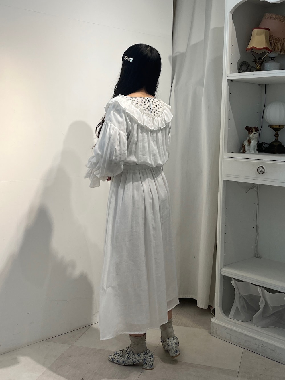 ブルー系のTシャツ/カットソー、ホワイト系のワンピース、ホワイト系のパンプスを着用したレディースの秋コーディネートの3枚目の写真