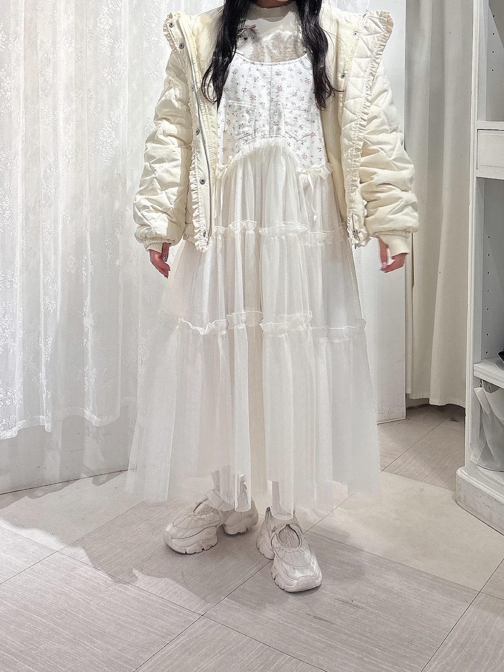 ホワイト系のニット/セーター、ホワイト系のダウンジャケット/コート、ホワイト系のワンピースを着用したレディースの冬コーディネートの3枚目の写真