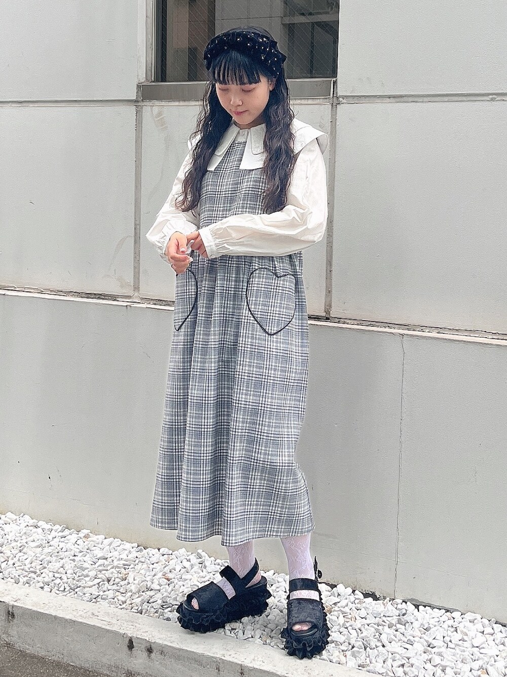 ブラック系のサンダル、ホワイト系のシャツ/ブラウス、ブラック系のワンピースを着用したレディースの夏コーディネートの2枚目の写真