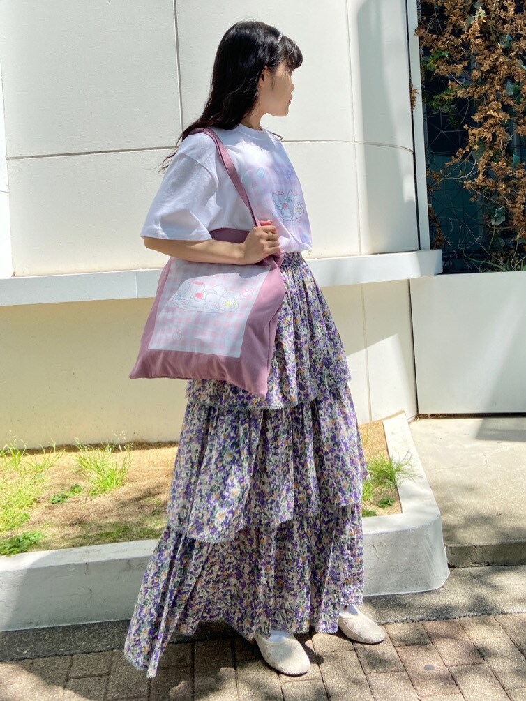 パープル系のトートバッグ、ピンク系のTシャツ/カットソーを着用したレディースの春コーディネートの2枚目の写真