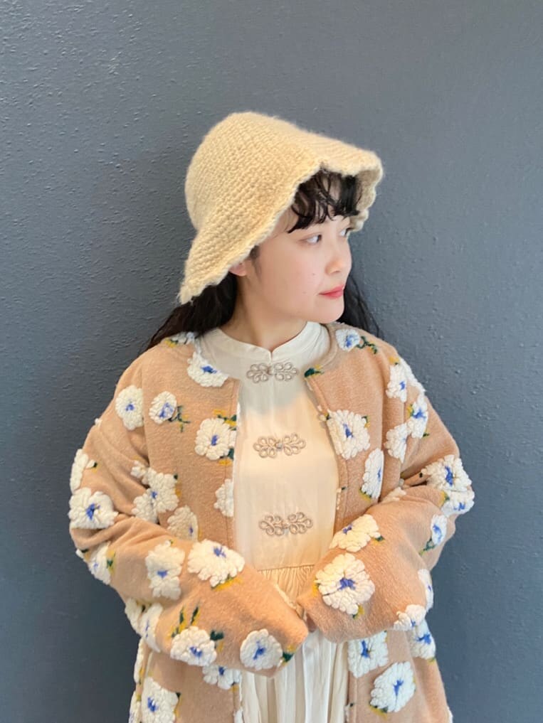 ベージュ系のその他アウター、ホワイト系のワンピース、ブラウン系のその他パンツを着用したレディースの秋コーディネートの6枚目の写真