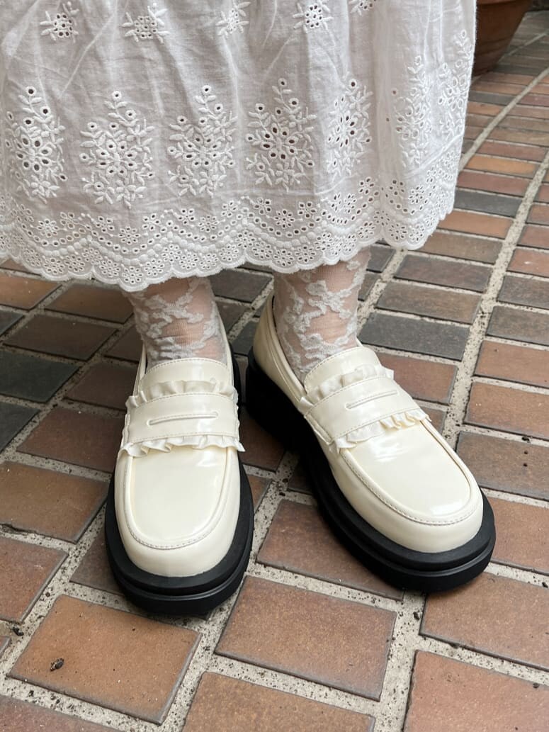 ホワイト系のワンピース、ホワイト系のローファー、ホワイト系のショルダーバッグを着用したレディースの春コーディネートの5枚目の写真