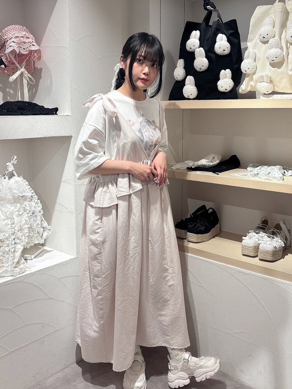 ホワイト系のTシャツ/カットソー、ホワイト系のワンピース、ホワイト系のスニーカーを着用したレディースの春コーディネートの2枚目の写真