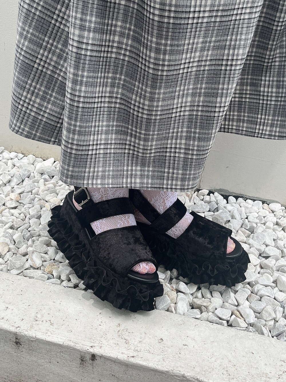 ブラック系のサンダル、ホワイト系のシャツ/ブラウス、ブラック系のワンピースを着用したレディースの夏コーディネートの7枚目の写真