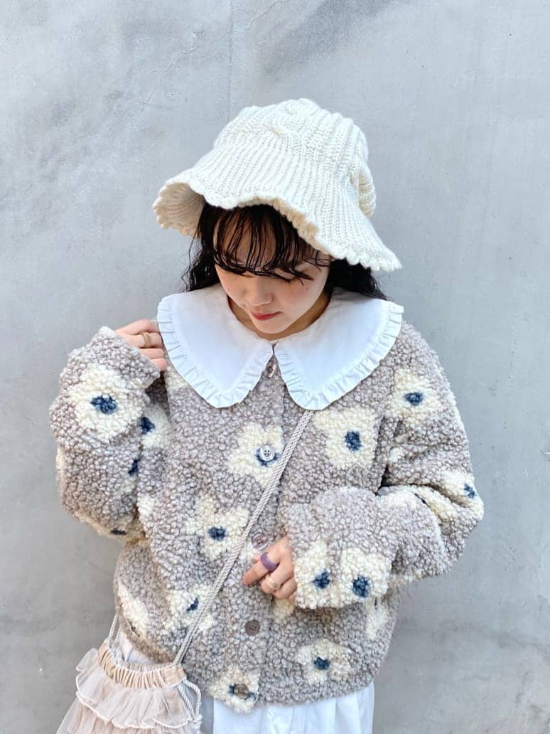 ホワイト系のパンプス、その他の福袋/福箱を着用したレディースの秋コーディネートの4枚目の写真