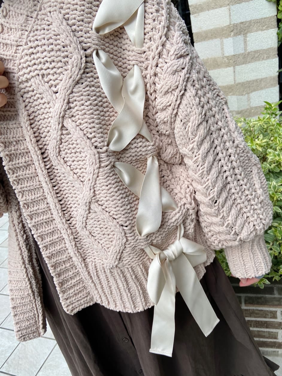 ブラウン系のワンピース、ホワイト系のブーツ、ベージュ系のカーディガン/ボレロを着用したレディースの秋コーディネートの6枚目の写真