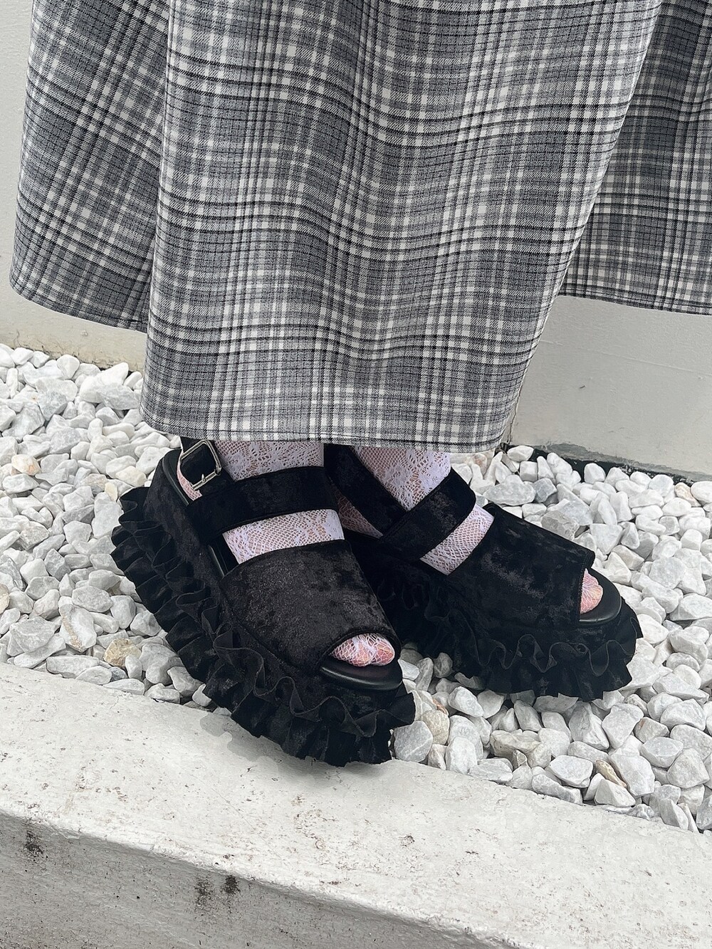 ブラック系のワンピース、ホワイト系のシャツ/ブラウス、ブラック系のサンダルを着用したレディースの夏コーディネートの8枚目の写真