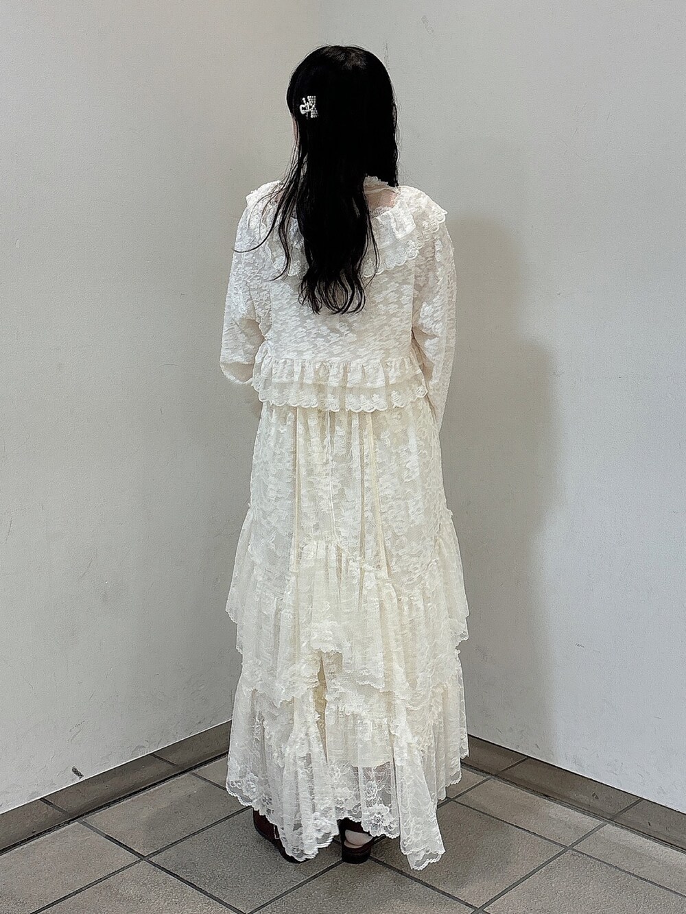 ホワイト系のTシャツ/カットソー、レッド系のローファー、ホワイト系のシャツ/ブラウスを着用したレディースの夏コーディネートの3枚目の写真