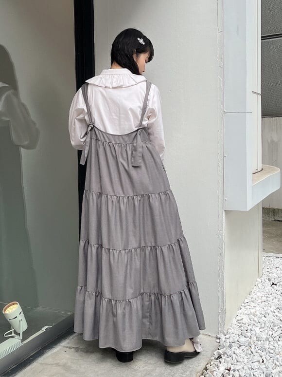 ホワイト系のシャツ/ブラウス、ホワイト系のモカシン/デッキシューズ、グレー系のワンピースを着用したレディースの秋コーディネートの2枚目の写真