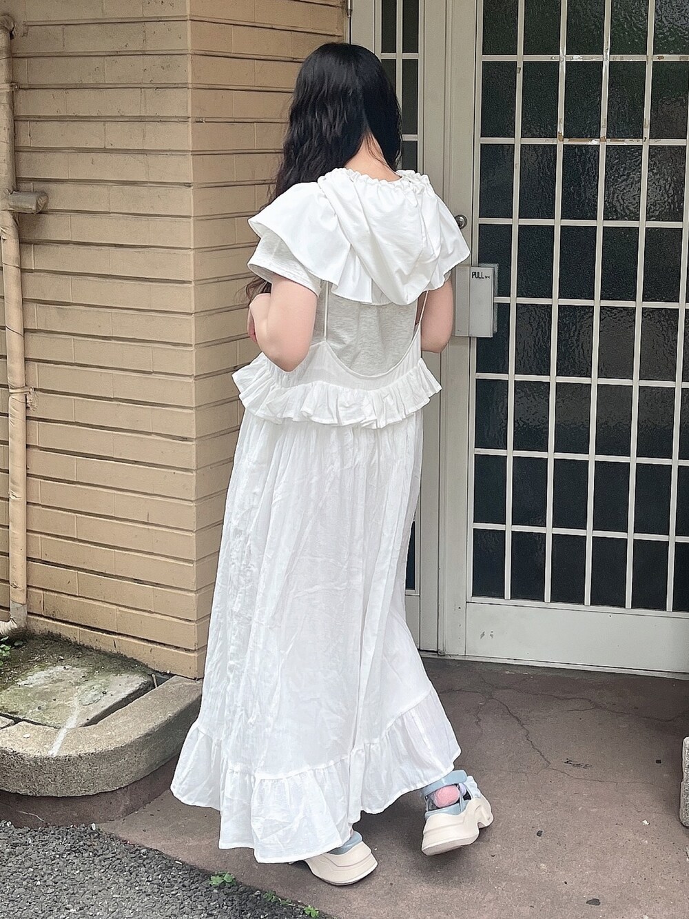 グレー系のTシャツ/カットソー、ホワイト系のスカート、ブルー系のサンダルを着用したレディースの夏コーディネートの3枚目の写真