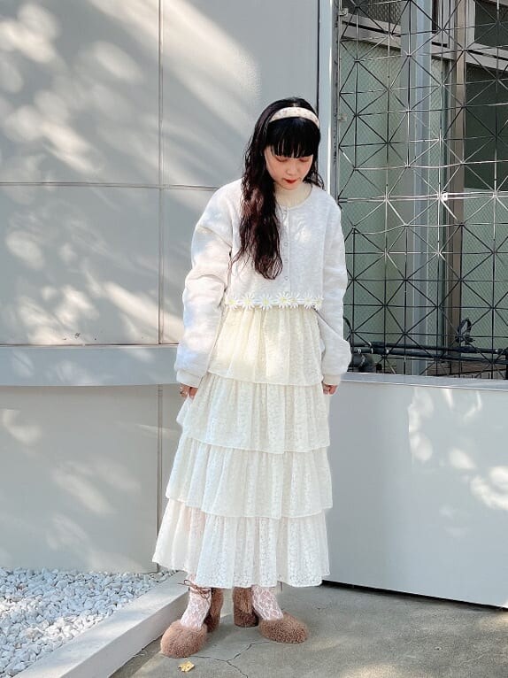 ブラウン系のパンプス、ホワイト系のニット/セーター、ブラウン系のパンプスを着用したレディースの秋コーディネートの2枚目の写真