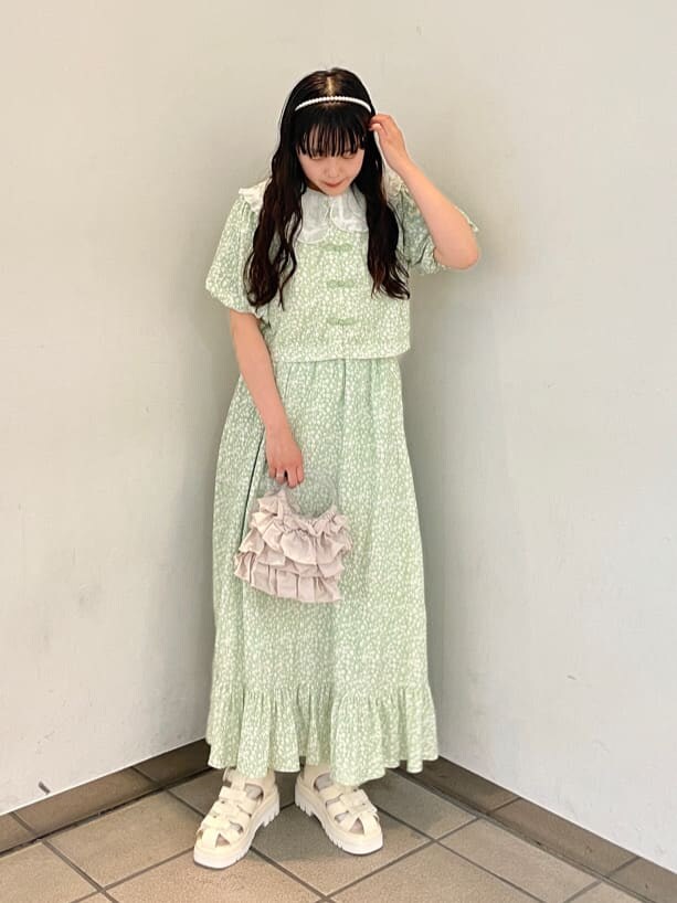 グリーン系のシャツ/ブラウス、ホワイト系のシャツ/ブラウス、グリーン系のスカートを着用したレディースの夏コーディネートの2枚目の写真