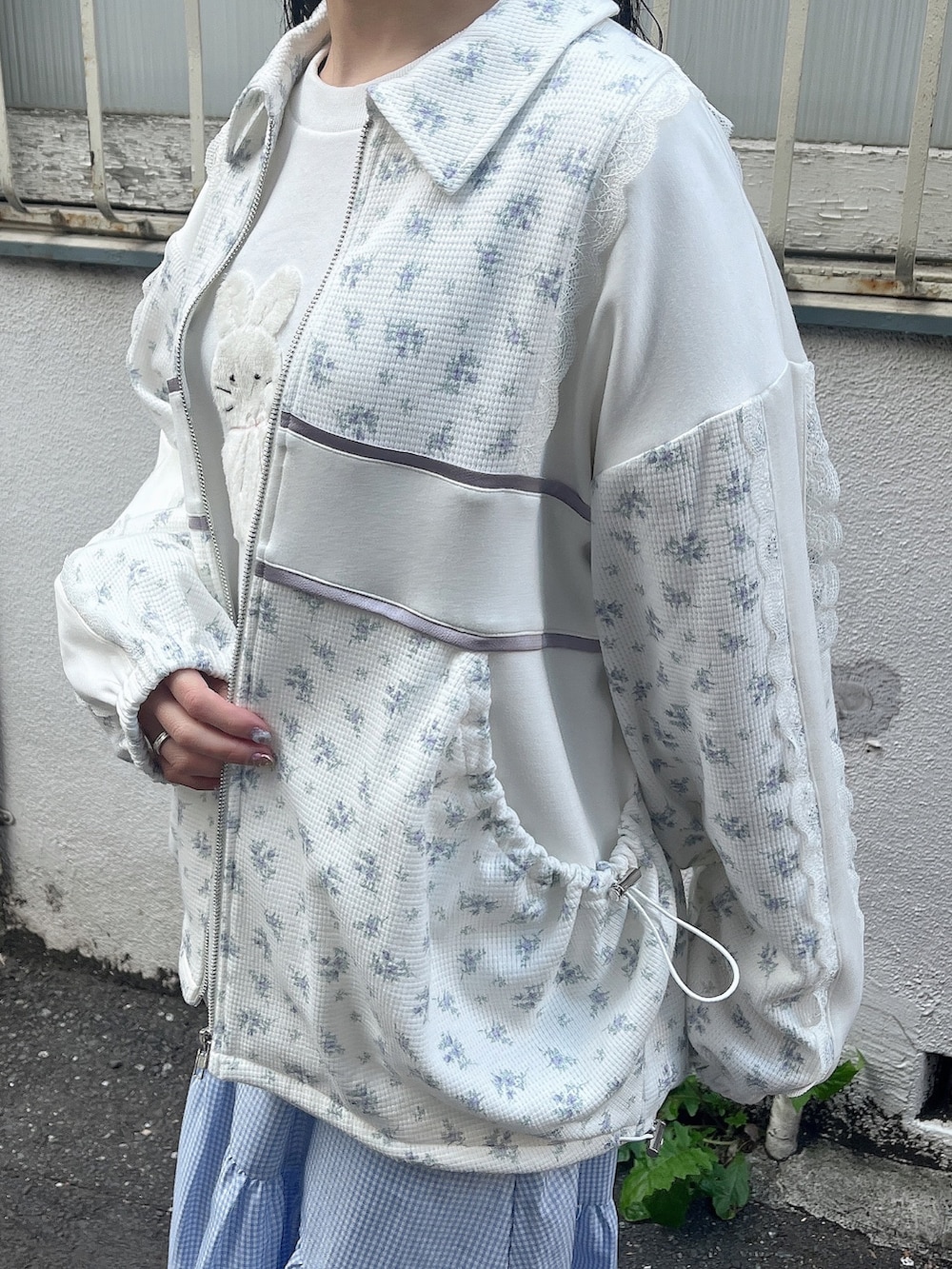 ホワイト系のスウェット、ブルー系のジャージ、ブルー系のショルダーバッグを着用したレディースの春コーディネートの9枚目の写真