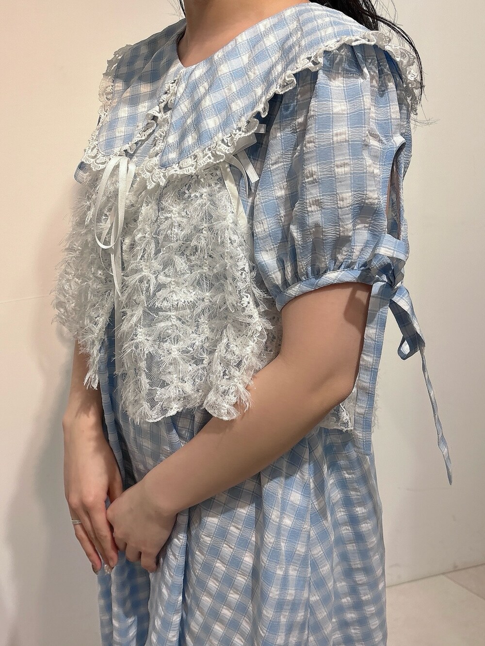 ホワイト系のキャミソール、ブルー系のワンピース、ホワイト系のスニーカーを着用したレディースの春コーディネートの7枚目の写真