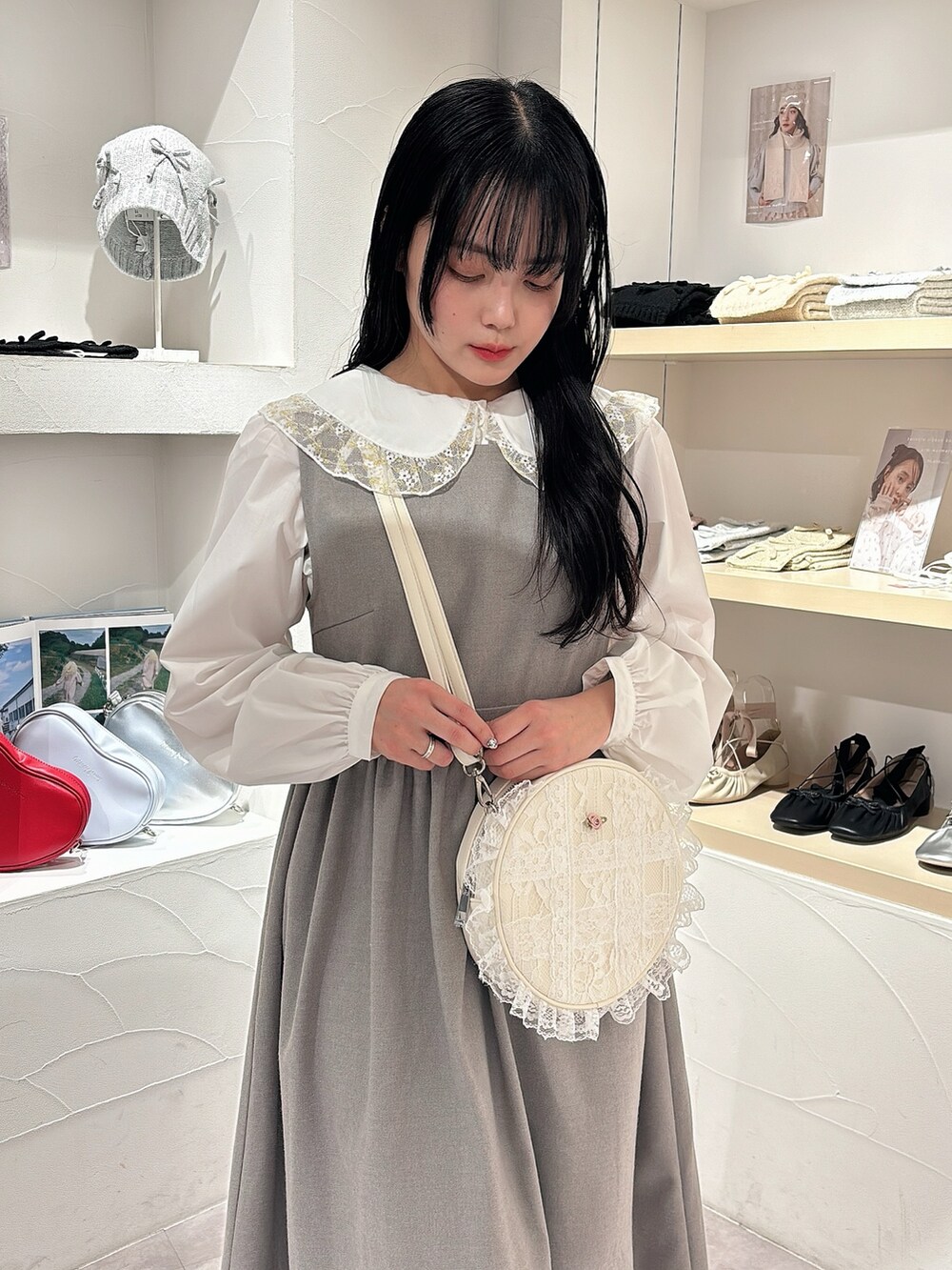 ゴールド系のシャツ/ブラウス、グレー系のワンピース、ホワイト系のショルダーバッグを着用したレディースの秋コーディネートの5枚目の写真